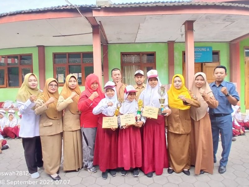KEGIATAN UPACARA BENDERA DAN PENYERAHAN HADIAH LOMBA