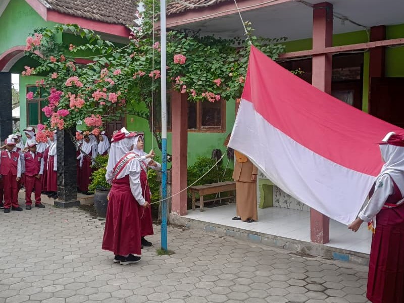 RUTINITAS UPACARA BENDERA